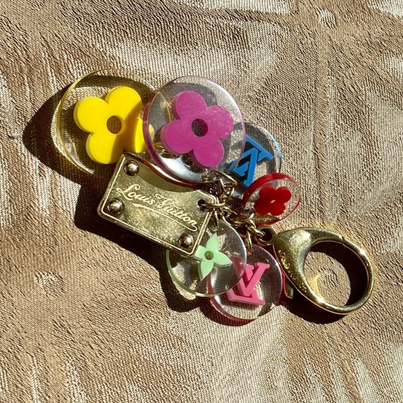 🌼Louis Vuitton Resin Candy Fleurs Bag Charm🌸 - Picture 3 of 5